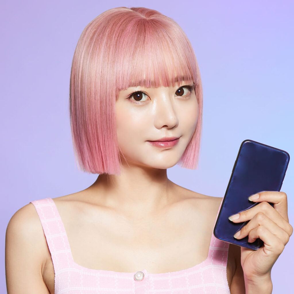 スマホでInstagramを確認している女性