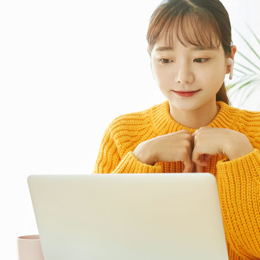 パソコンでうつむいた姿勢になってしまっている女性