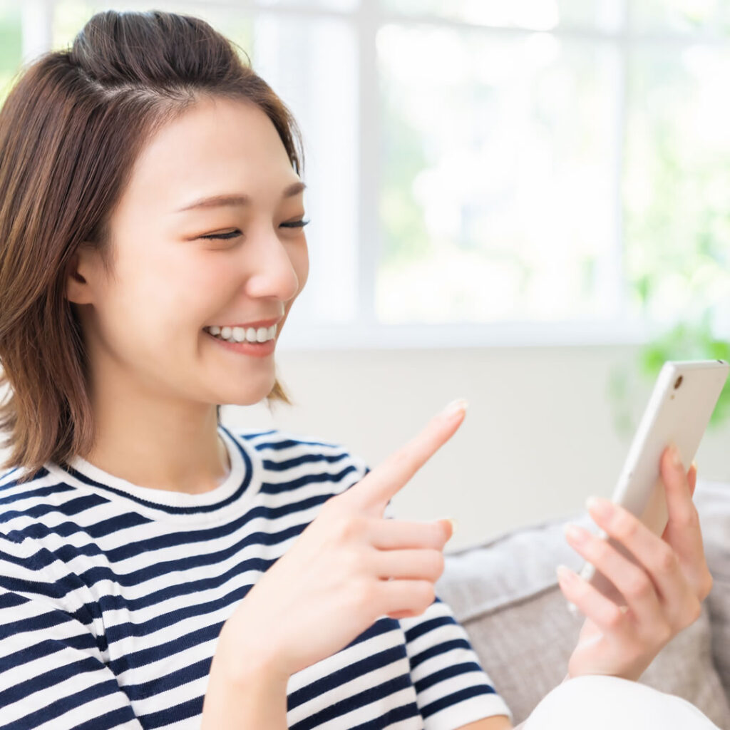 裏ハムラ法の口コミを見ている女性