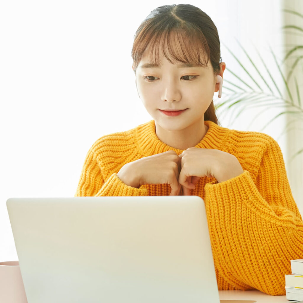 公式WEBサイトを調べている女性