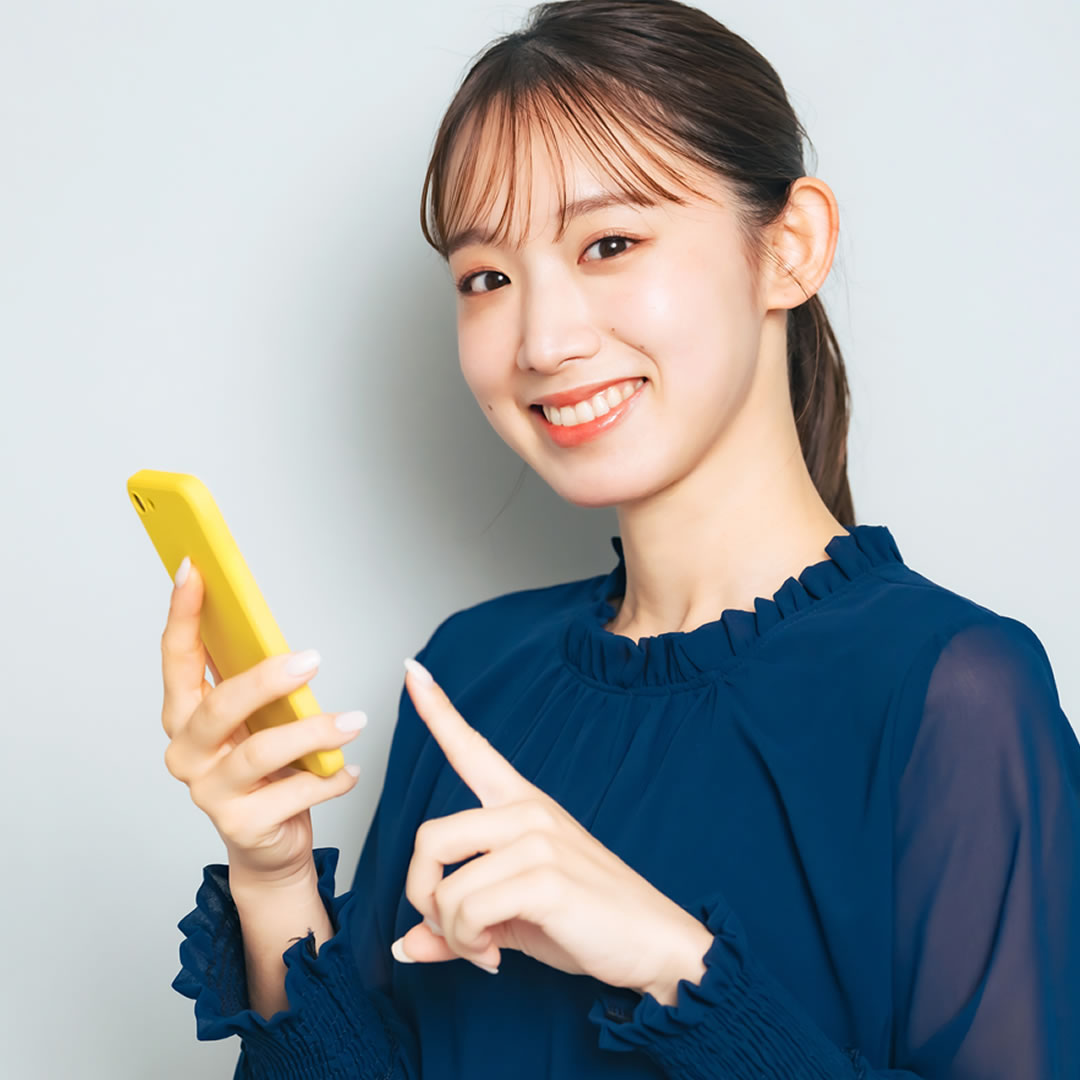 鼻の脂肪溶解注射のメリットと注意点を調べている女性