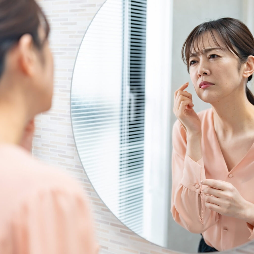 大きい鼻を悩んでいる女性