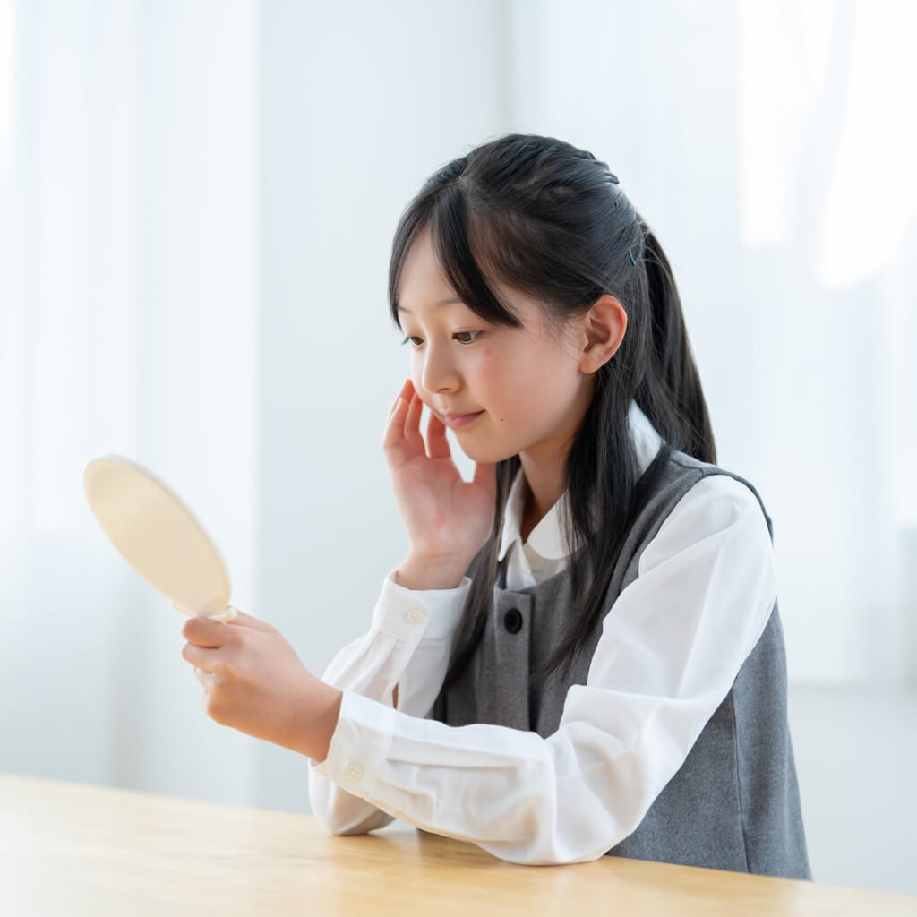 二重整形を考えている高校生