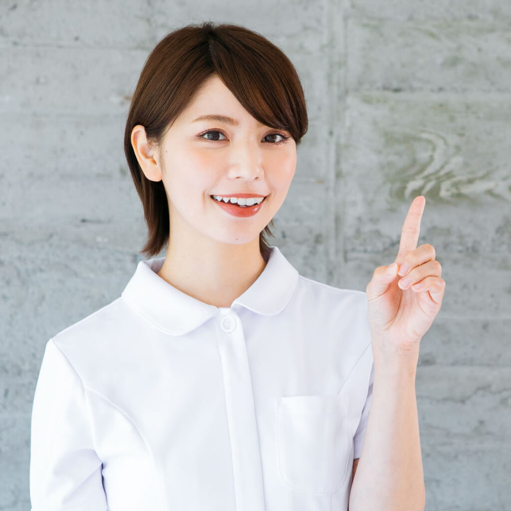 冬休みは美容整形におすすめな理由を説明している看護師