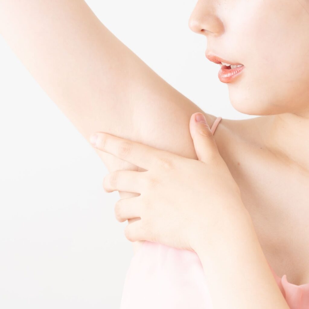 脇の臭いが気になっている女性 (1)