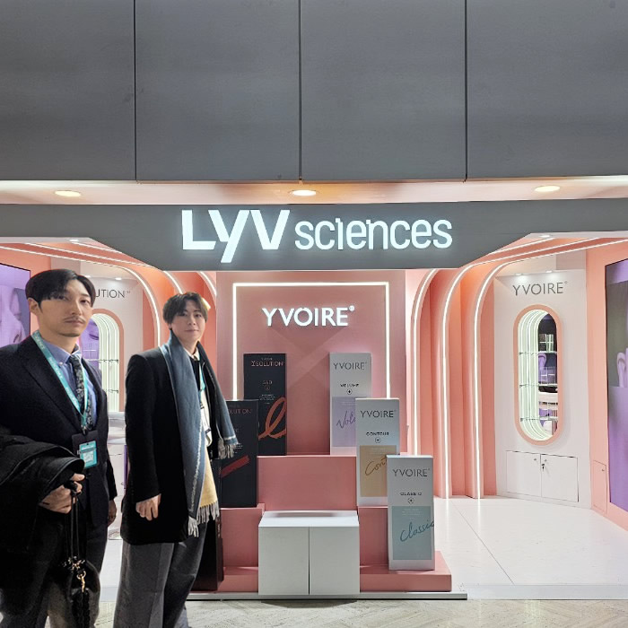 IMCASのイボアールのブースにいる医師