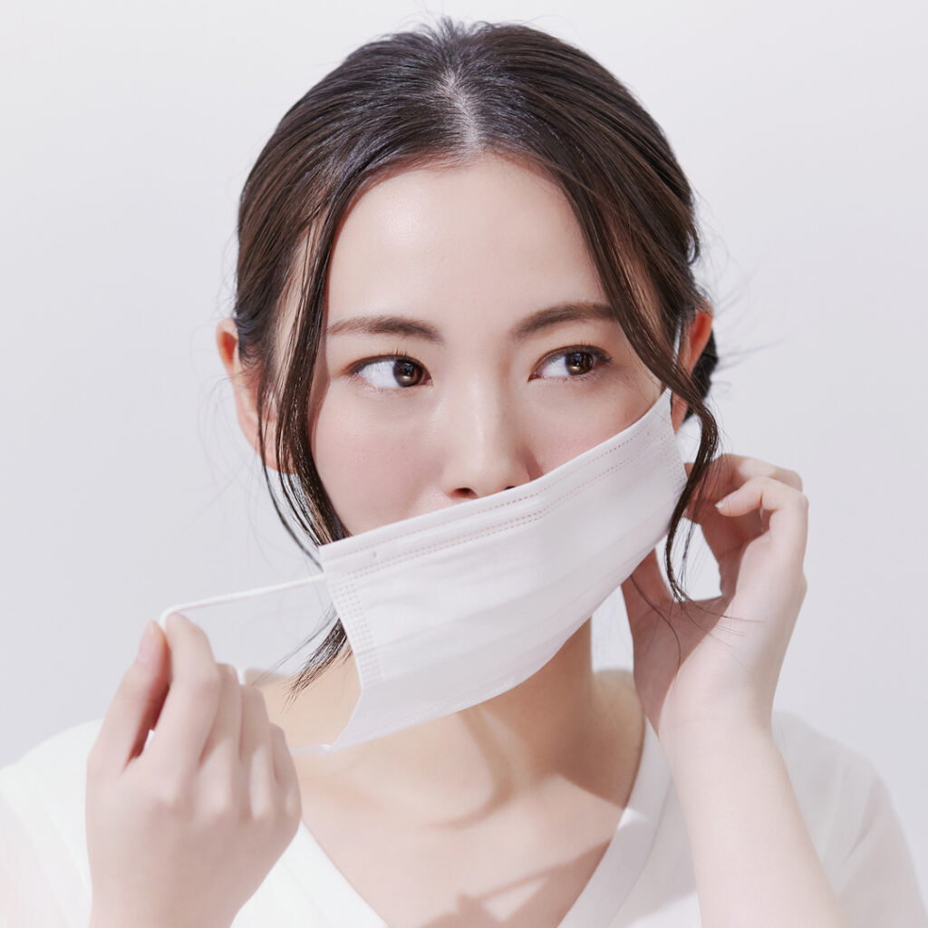 マスクをつけている女性