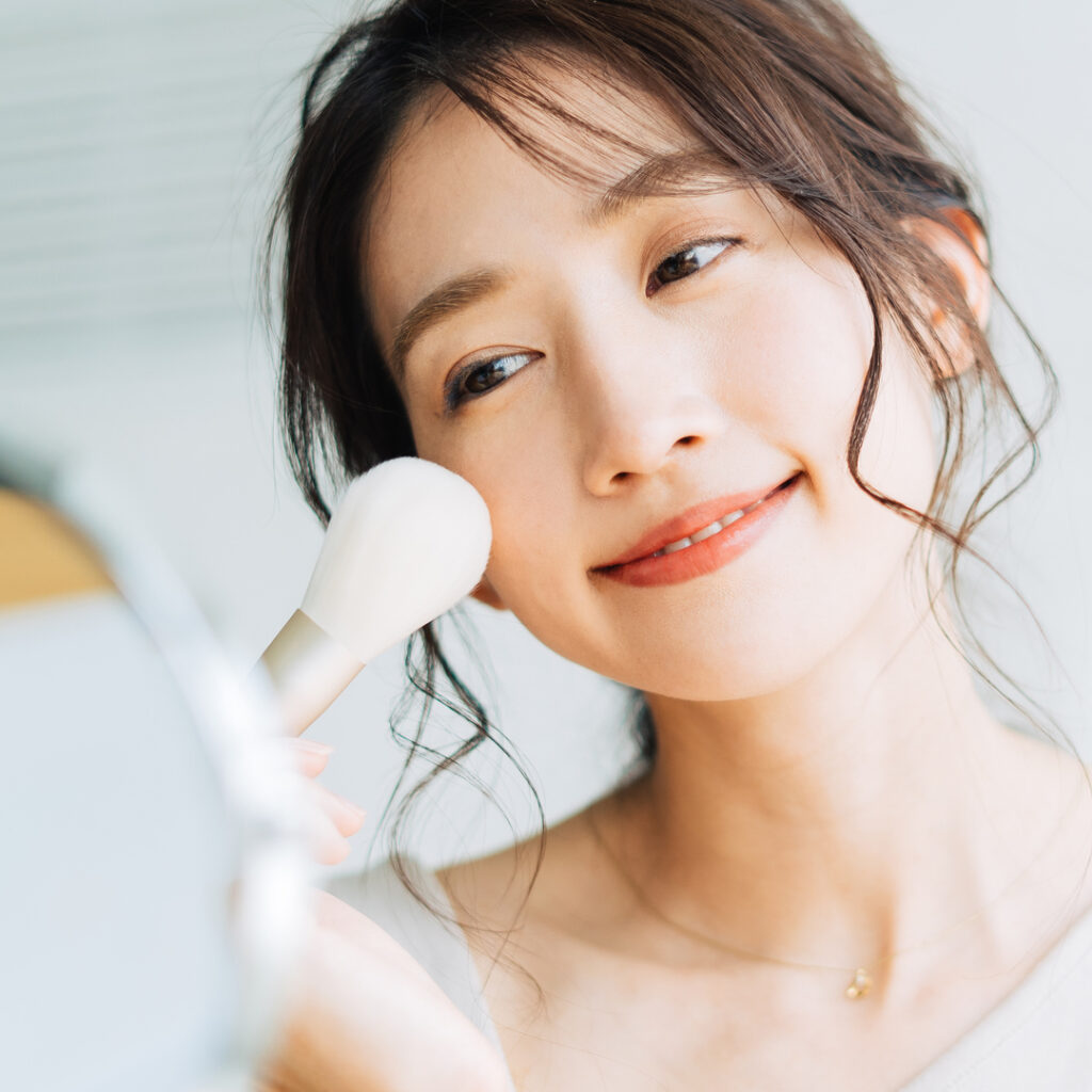 メイクをしている女性