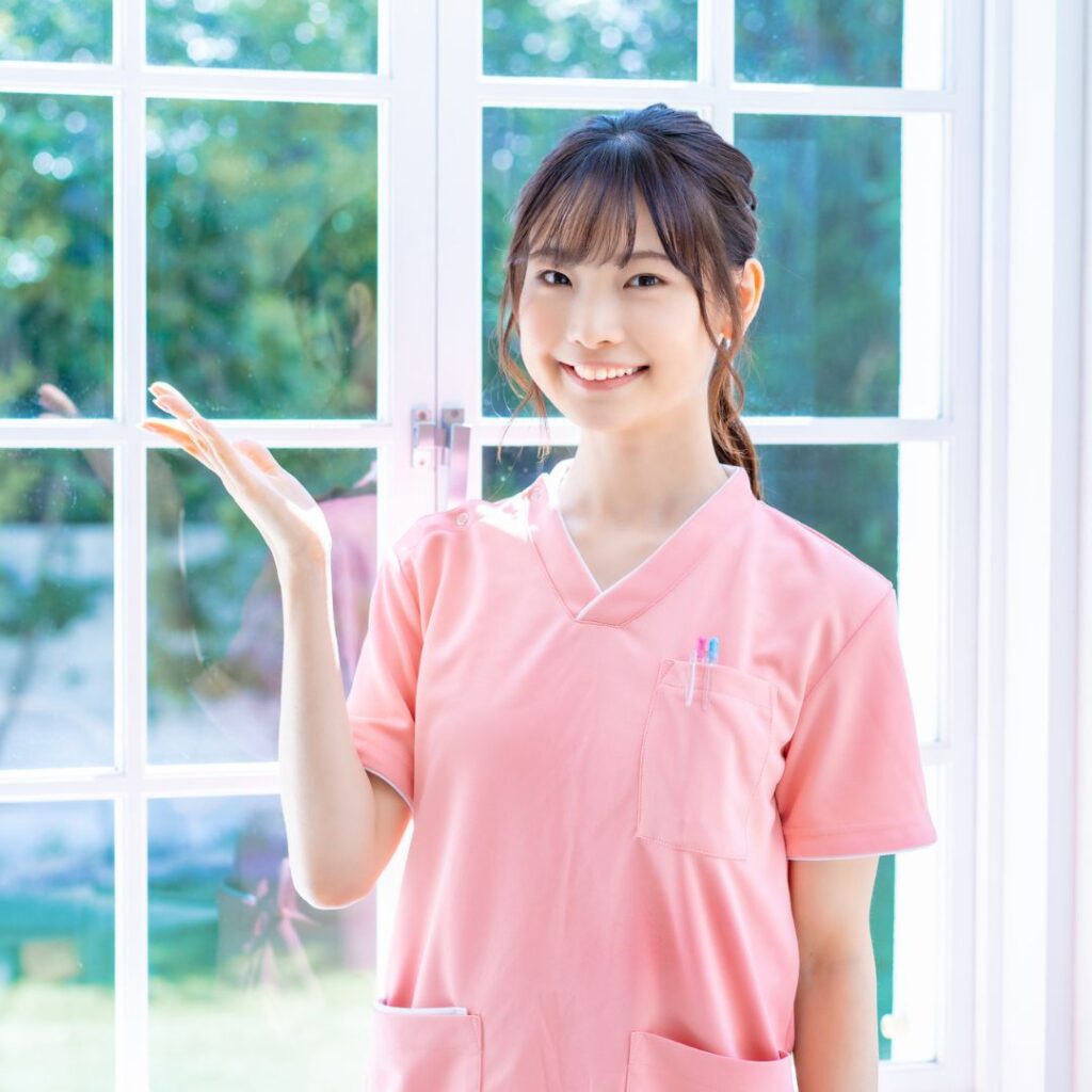 小陰唇縮小術はどんなお悩みを持つ人が受けるか説明している看護師