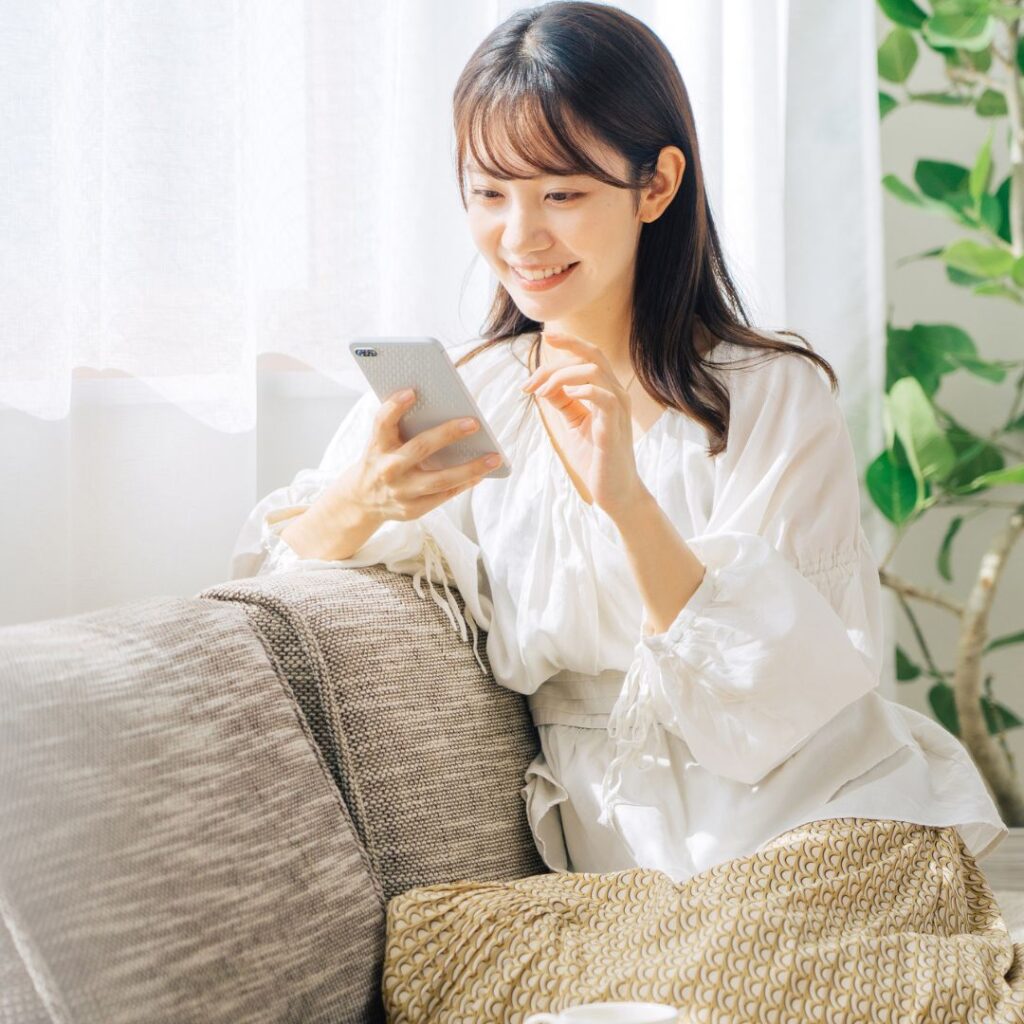 前額リフトが安いクリニックを探す際のポイントを説明している女性