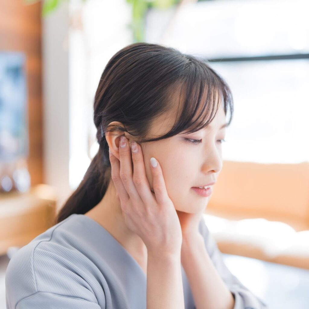 耳を触る女性