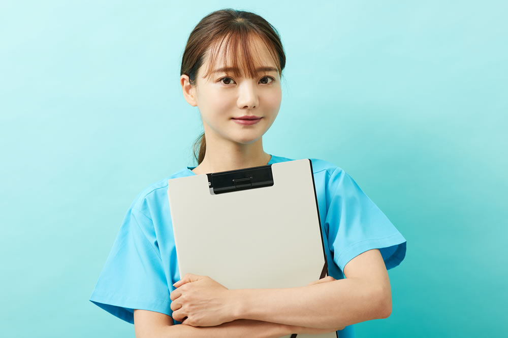 鼻柱下降術がお勧めな人を説明する看護師