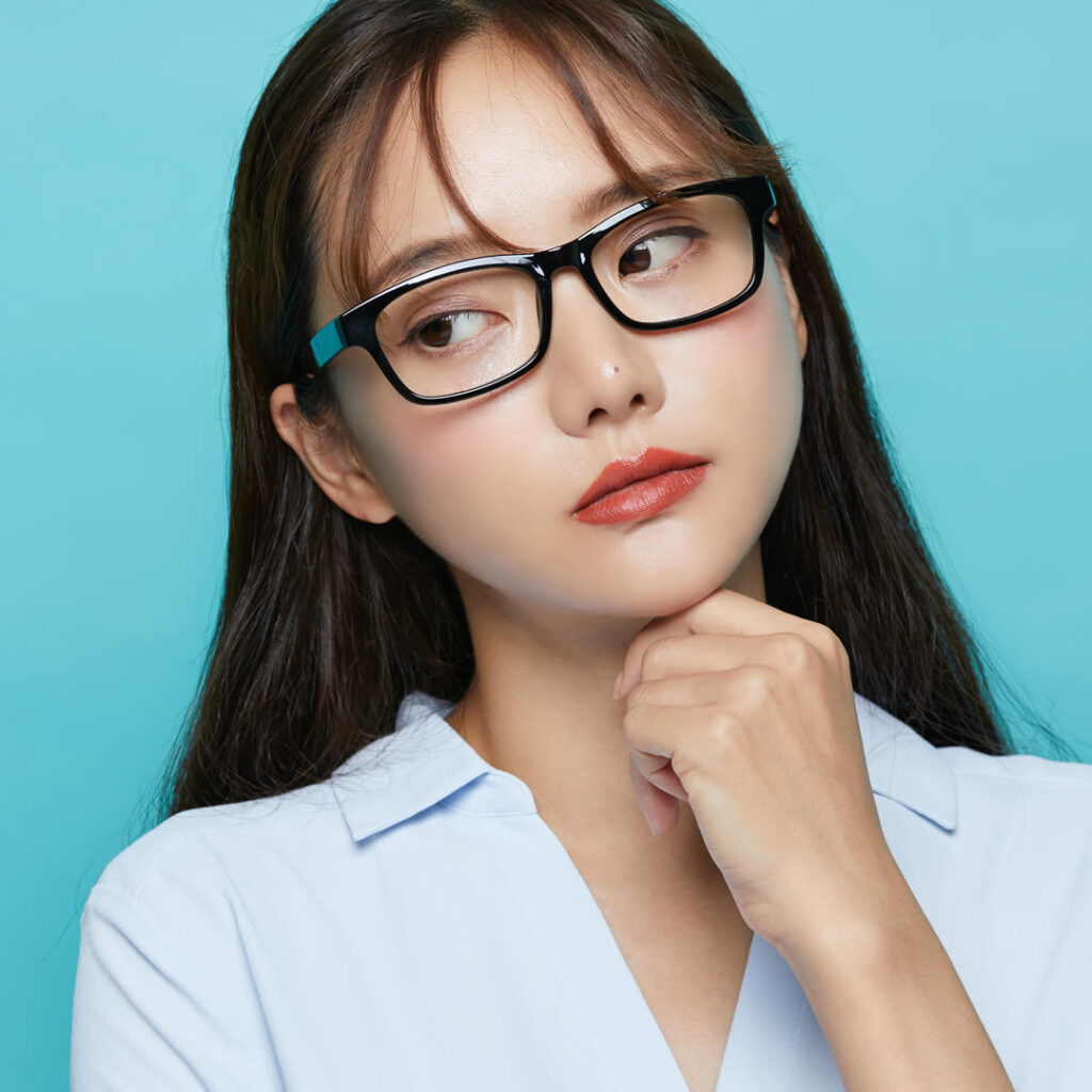 おすすめの二重整形の選び方を説明する看護師