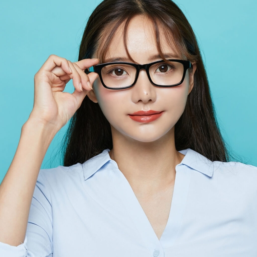 埋没法以外のおすすめの二重整形を説明している看護師