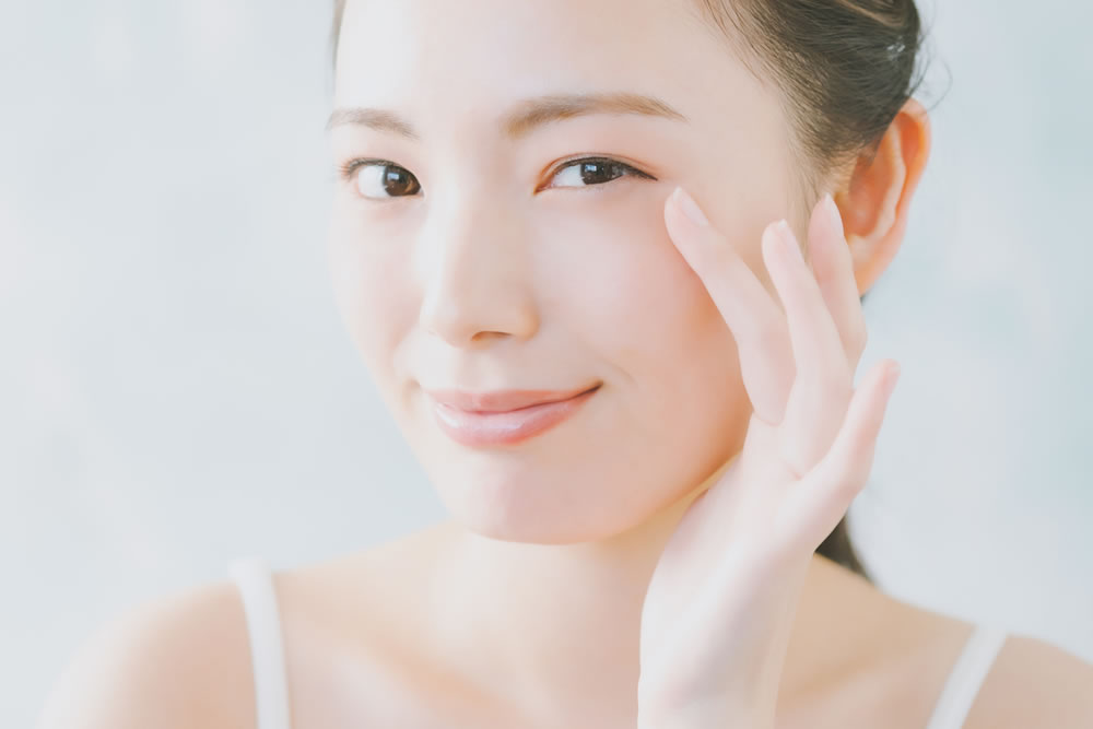 金沢本院で経結膜脱脂をした女性のイメージ