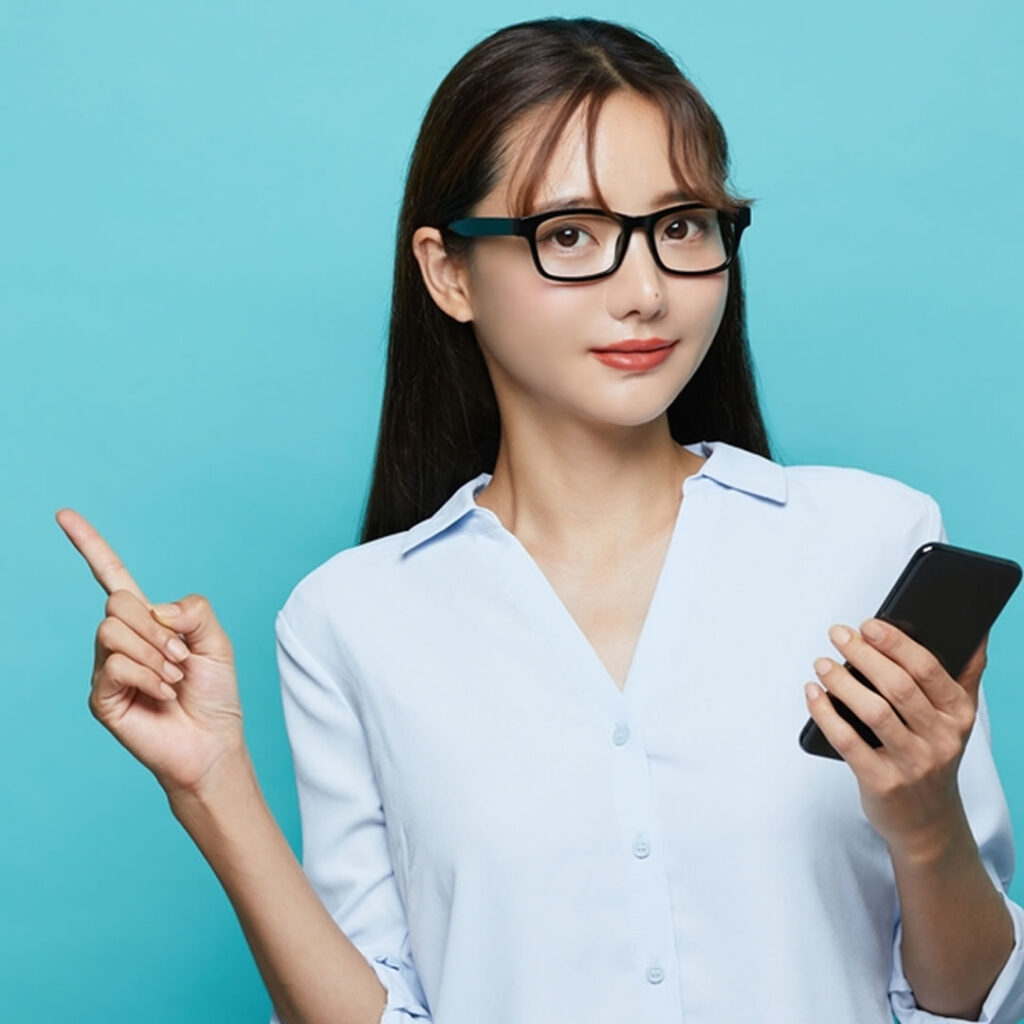 二重整形のデザイン別のおすすめの人について説明している看護師