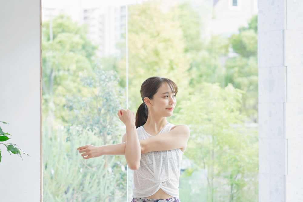 ストレッチをする女性の画像