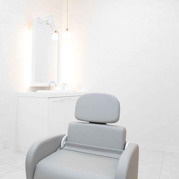 金沢にある美容外科の個室の施術台