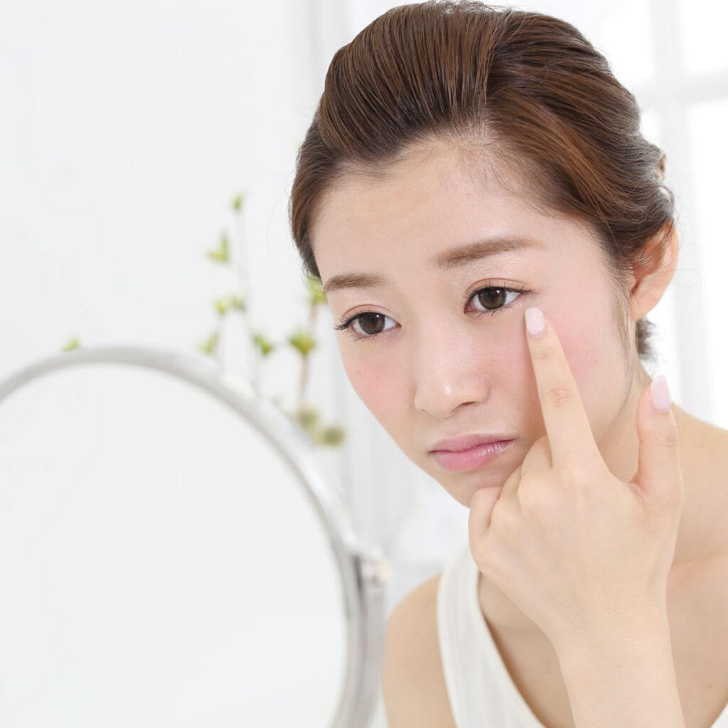目元のむくみが気になる女性