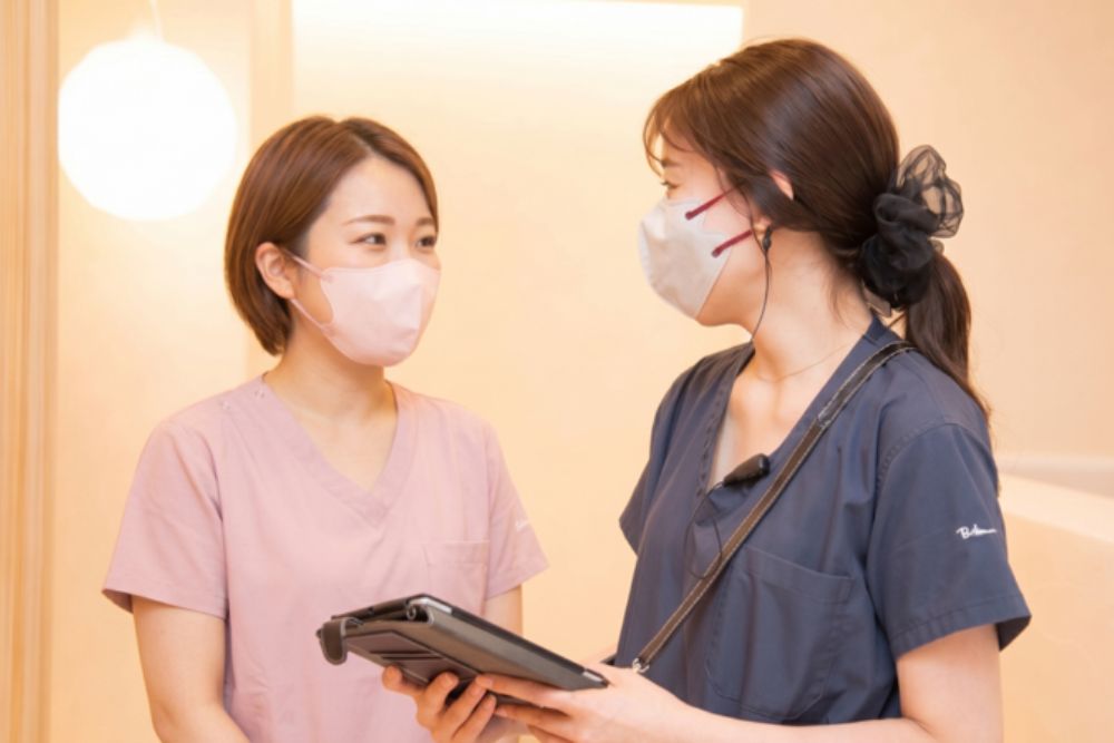 楽しそうに働く看護師
