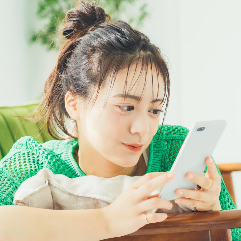 埋没法の失敗理由を調べている女性