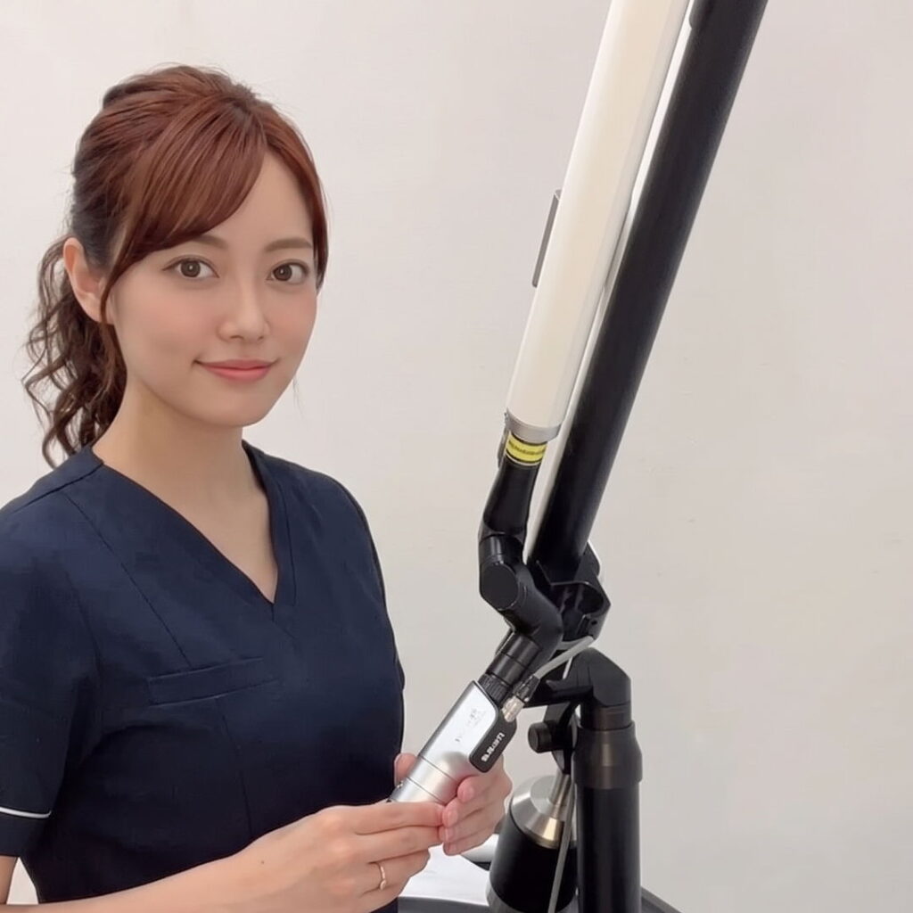 機械の説明をしている看護師